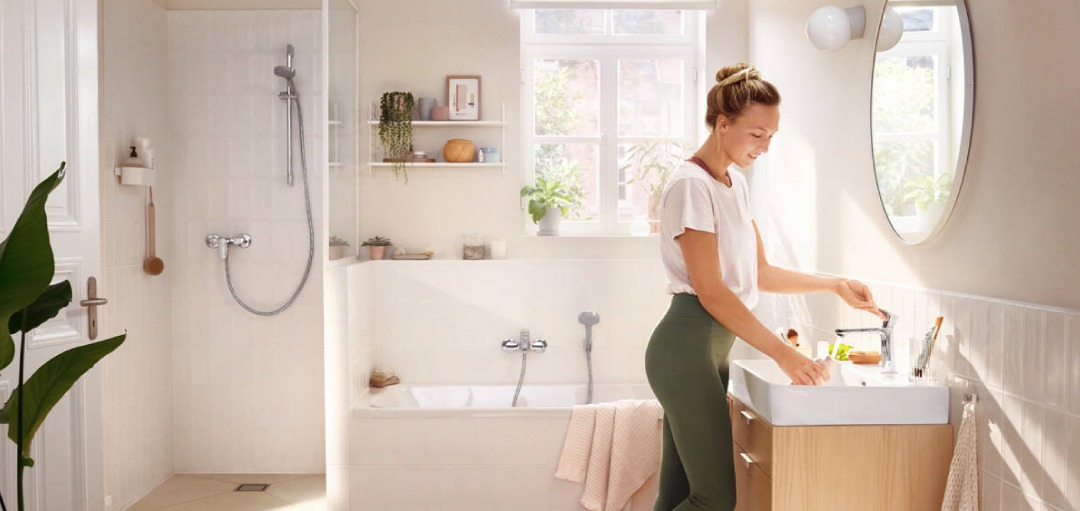 Une salle de bains harmonieuse avec les nouvelles lignes Pulsify S et Rebris S de Hansgrohe
