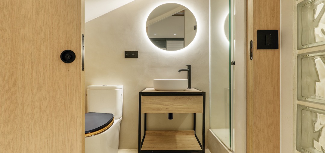 Une salle de bains tendance avec le siphon de lavabo Teos Black et l&rsquo;abattant WC Amiral Black de Wirquin