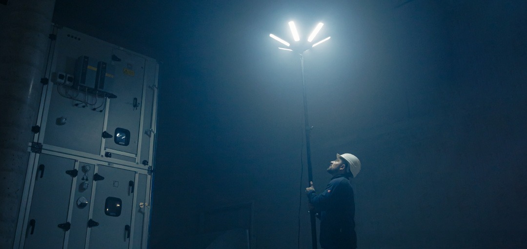 Profitez d&rsquo;un éclairage optimal sur le chantier avec le projecteur LED 360° R42050 BT Professional de Brennenstuhl