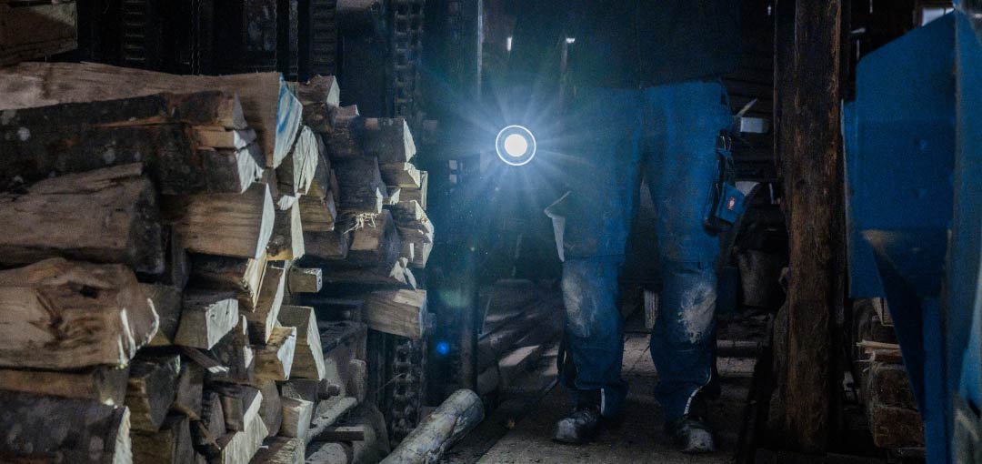 Un éclairage optimal en intérieur et en extérieur avec la lampe torche LED HL 2400 de Brennenstuhl