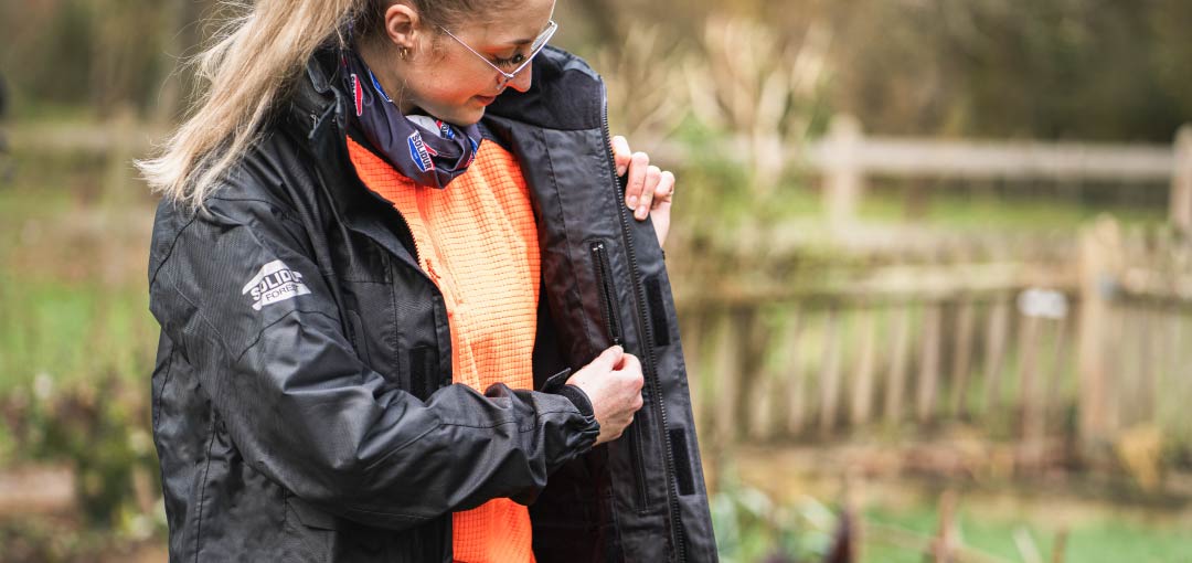 Bien s’équiper pour travailler en extérieur en hiver : protégez-vous de la tête aux pieds avec SOLIDUR